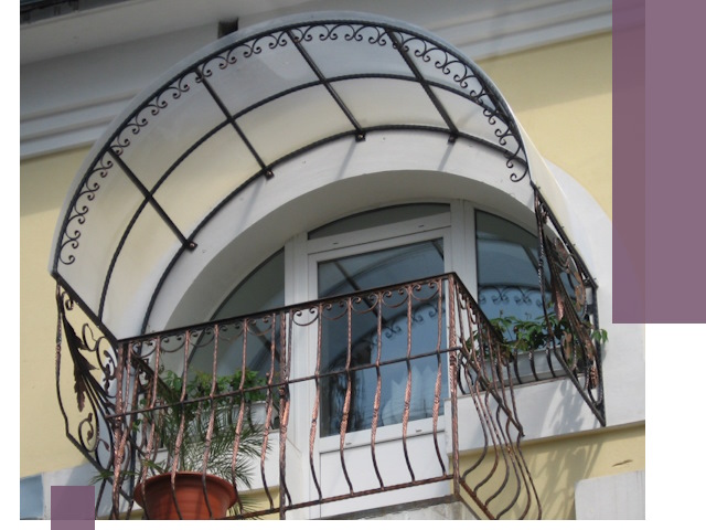 Козырьки над балконом в Чайковском — изготовление и монтаж